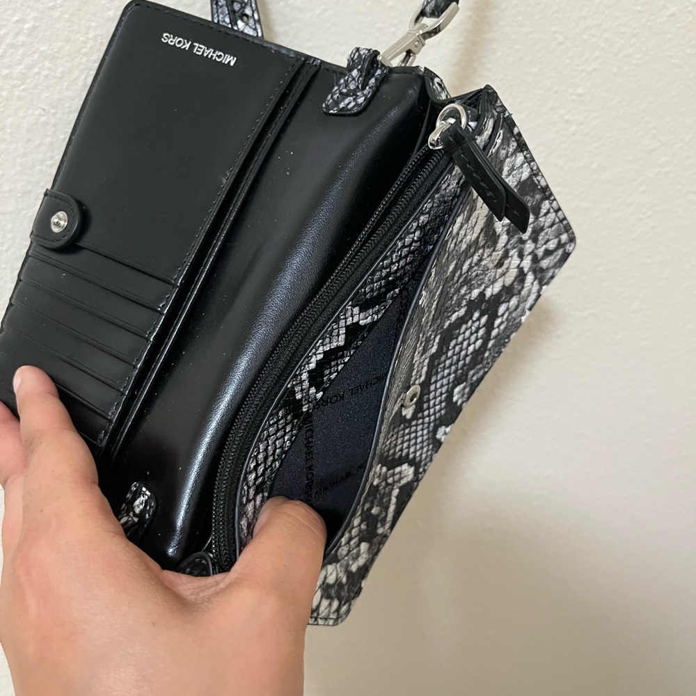 •MICHAEL KORS• Jet Set Charm Small Phone Crossbody Black White Grey Card Slots - Picture 7 of 16